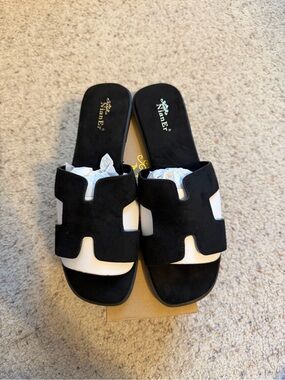 NianEr Black & White H Cutout Slide Sandals Size 11 / EU 42